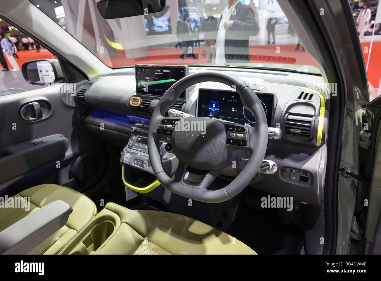 Tokio, Japan. 30. Oktober 2025. Innenausstattung des Hyundai Inster Cross auf der Japan Mobility Show 2025. Auf der Japan Mobility Show 2025 zu sehen. Tokios großer Anblick pulsiert mit dem Brüllen der Innovation, während die Japan Mobility Show 2025''`umfirmierte Erbe der geschichtsträchtigen Tokyo Motor Show''`von Oktober 30 bis zum 9. November stattfindet und die Augen auf Japans sich entwickelndes Automobil-Ethos lenkt. Unter dem Flüstern einer Verlangsamung des Elektrofahrzeugs drehen sich die Aussteller mutig: Futuristische kompakte Konzepte, erweiterte Luxuslinien und elektrische Runabouts in Kei-Größe weisen auf marktspezifische Elektrifizierung hin. Die von Manga inspirierten Stände beleuchten die Erneuerung Stockfoto